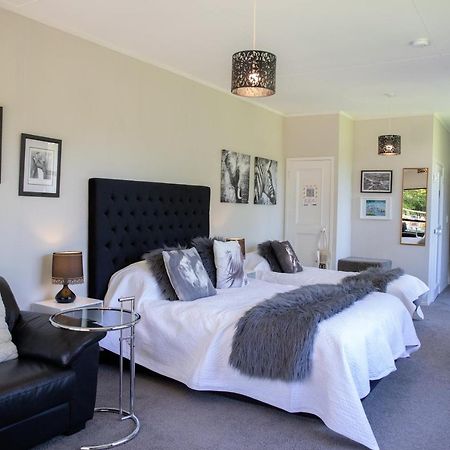 Swan House Bed & Breakfast Martinborough Bagian luar foto