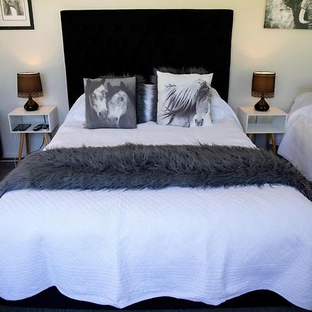 Swan House Bed & Breakfast Martinborough Bagian luar foto