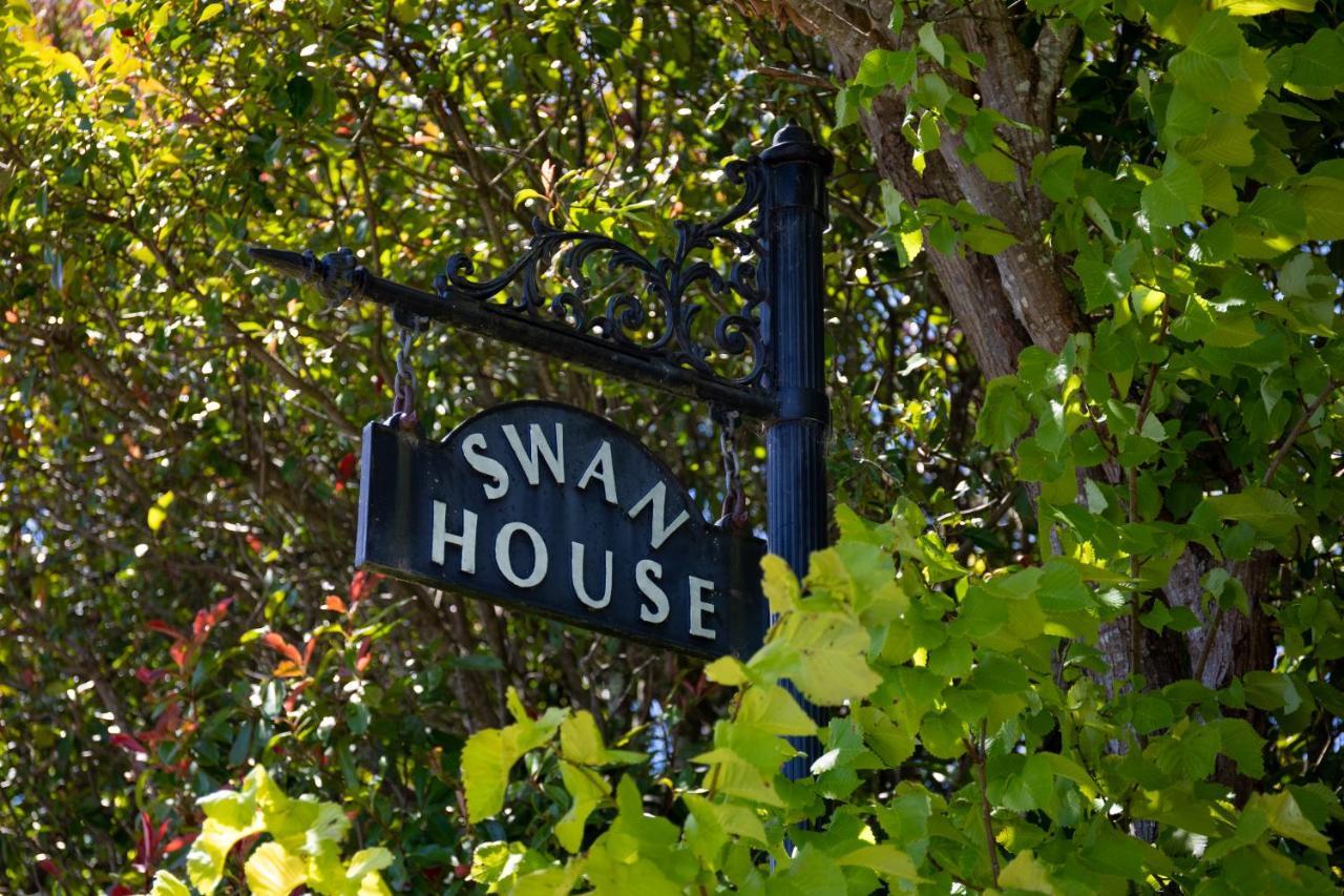 Swan House Bed & Breakfast Martinborough Bagian luar foto